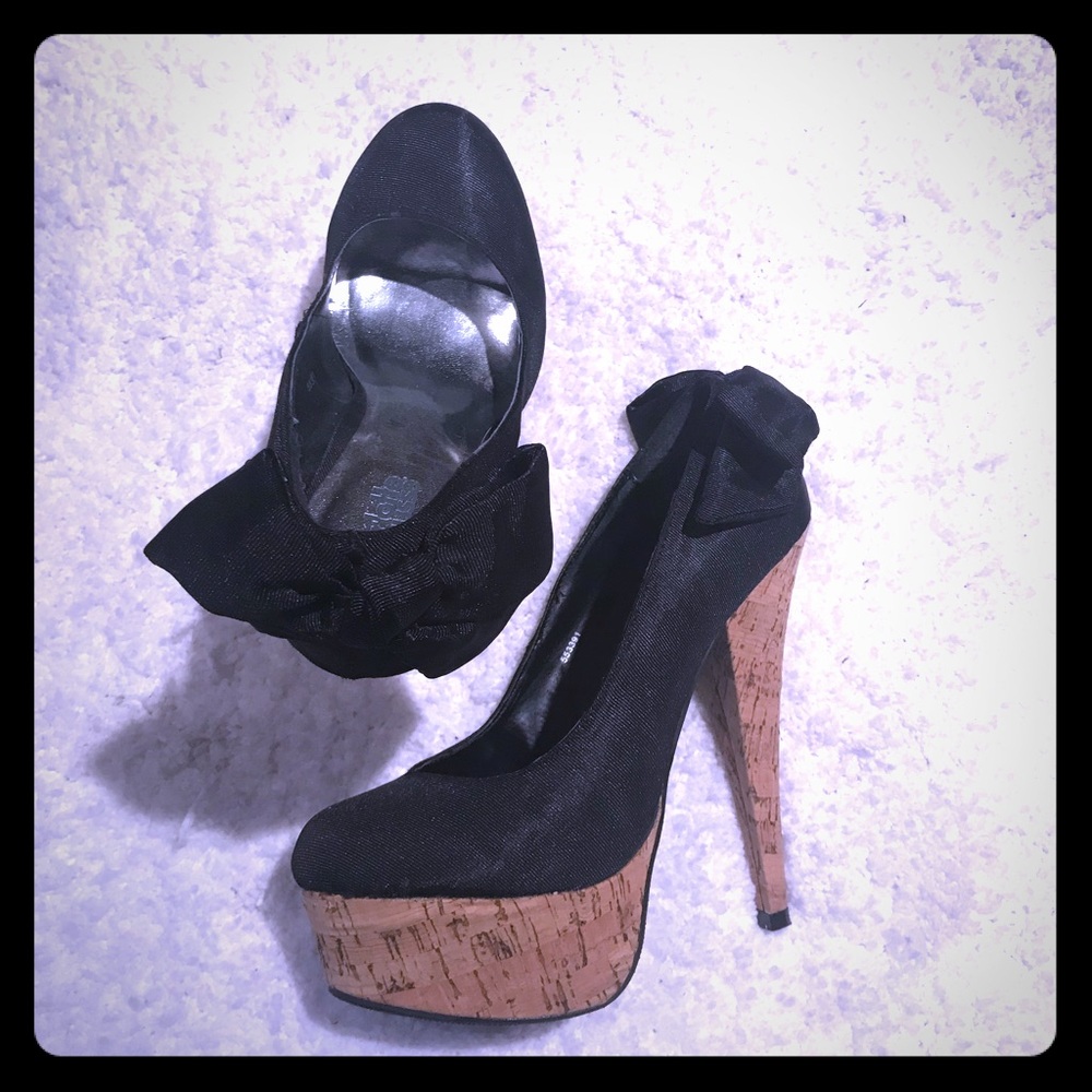 Platform just like Bebe black with back bows